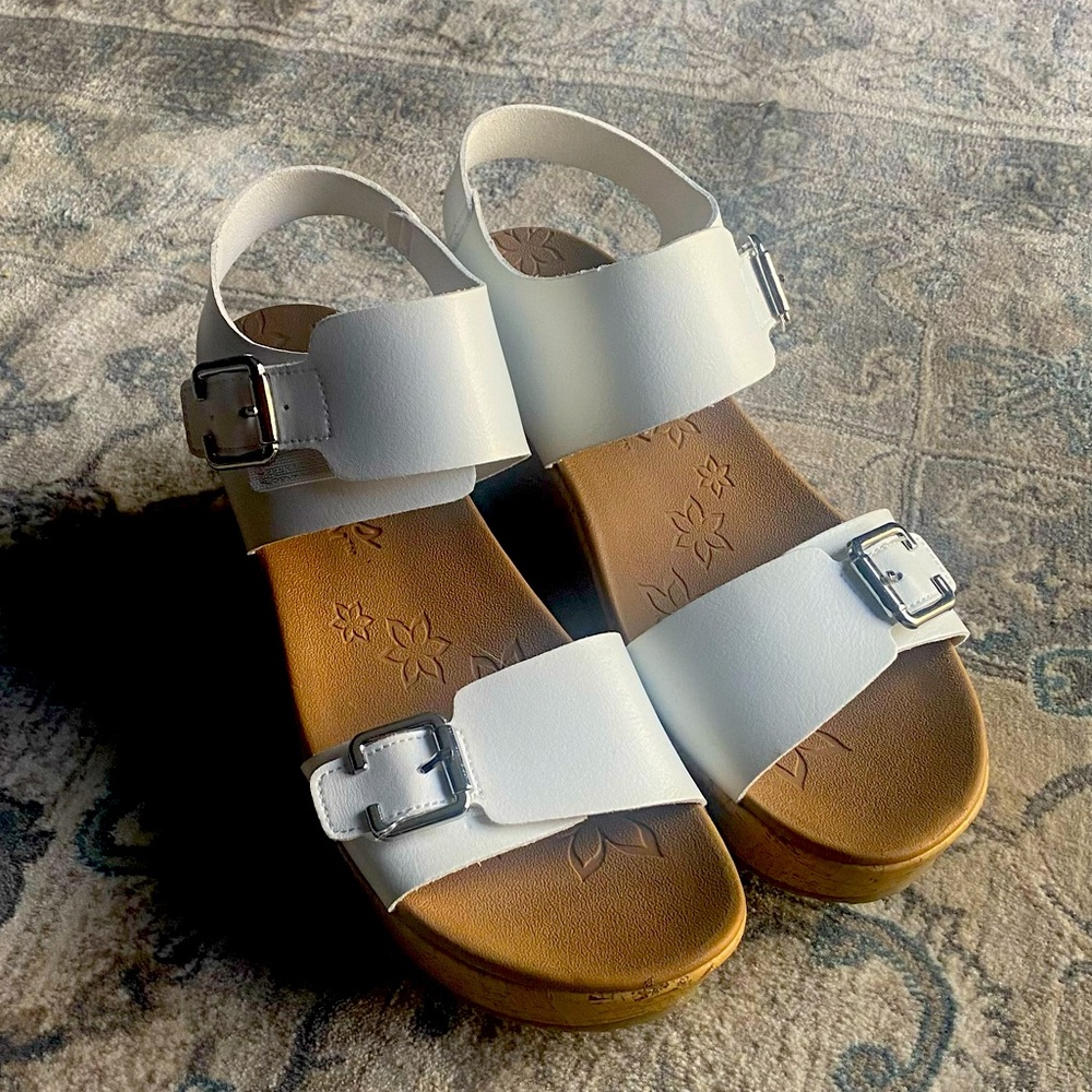 Size 10 Women’s Sketchers wedge heel Sandals. New